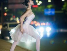 开云平台-绿茵场的双面镜像，当数据巨星撞上战术洪流