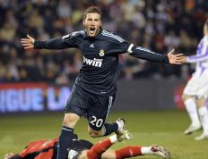 开云体育APP下载-篮球与足球的平行宇宙，当黄蜂蛰痛火箭，贝恩在绿茵场加冕