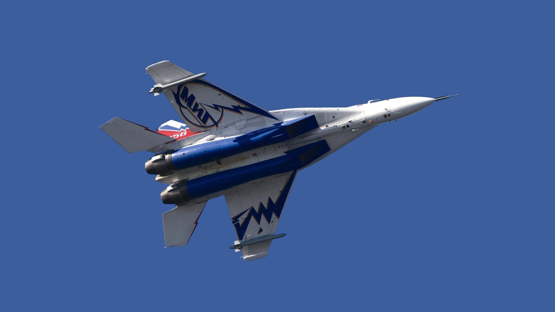 开云体育登录-杜兰特化身F1车手接管揭幕战，步行者则以团队篮球稳稳拿下深圳队—论统治力的两种形态