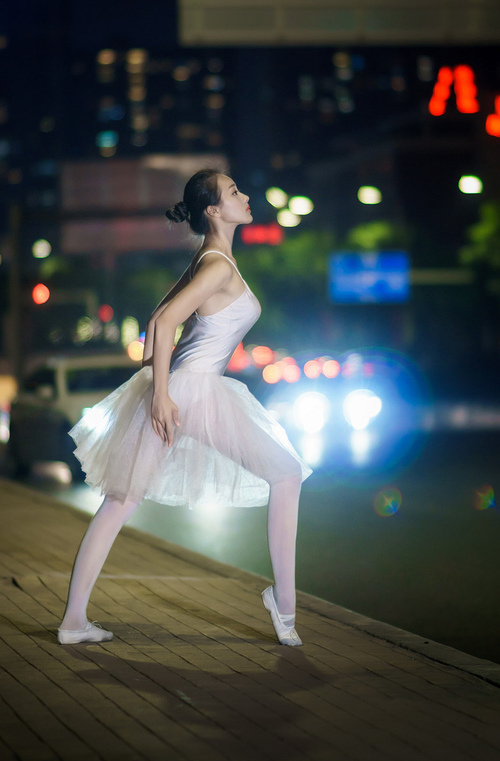 开云平台-绿茵场的双面镜像，当数据巨星撞上战术洪流